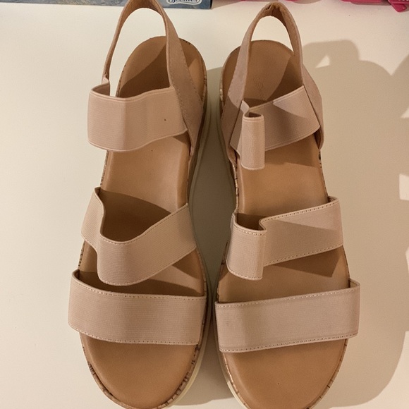 9.5 never wore - Picture 2 of 2